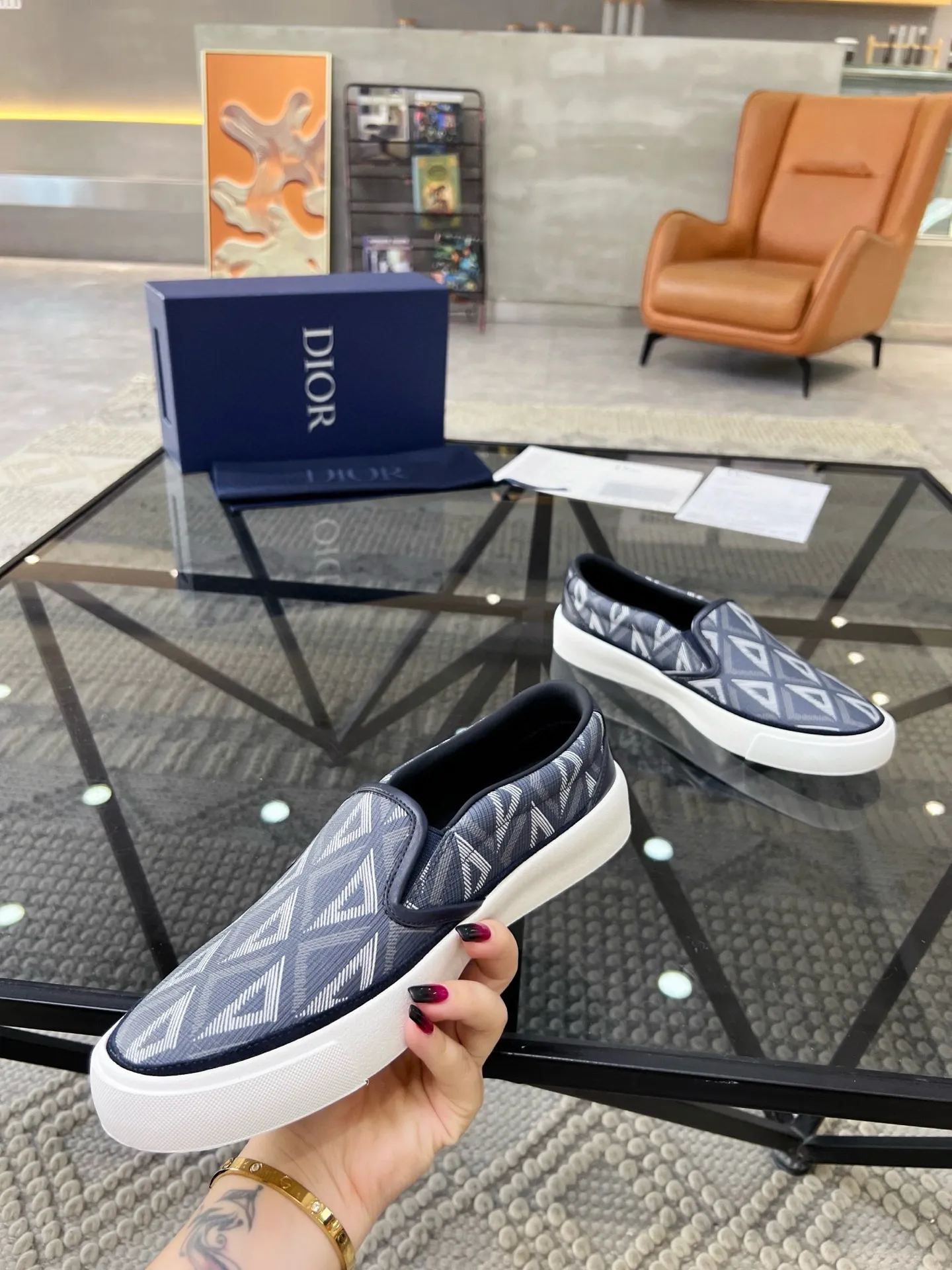 Factory price: 380💰D 🔍Top purchasing agent🇮🇹 Dior's super popular sneakers, popular sneakers, new products are synchronized with the counters. The uppers are imported cowhide from Italy. It is perfectly reproduced with complex craftsmanship that is a must-have for fashionistas. Imported soft water-dyed cowhide lining and foot pads Sole: The original sole is specially provided by the original factory, the exclusive movable molded sole is super comfortable, the original factory follows the order, 🔍🔍high quality, you can enter and exit the counter at will, welcome to compare, the code number is 39-44 (38 45 can be ordered)